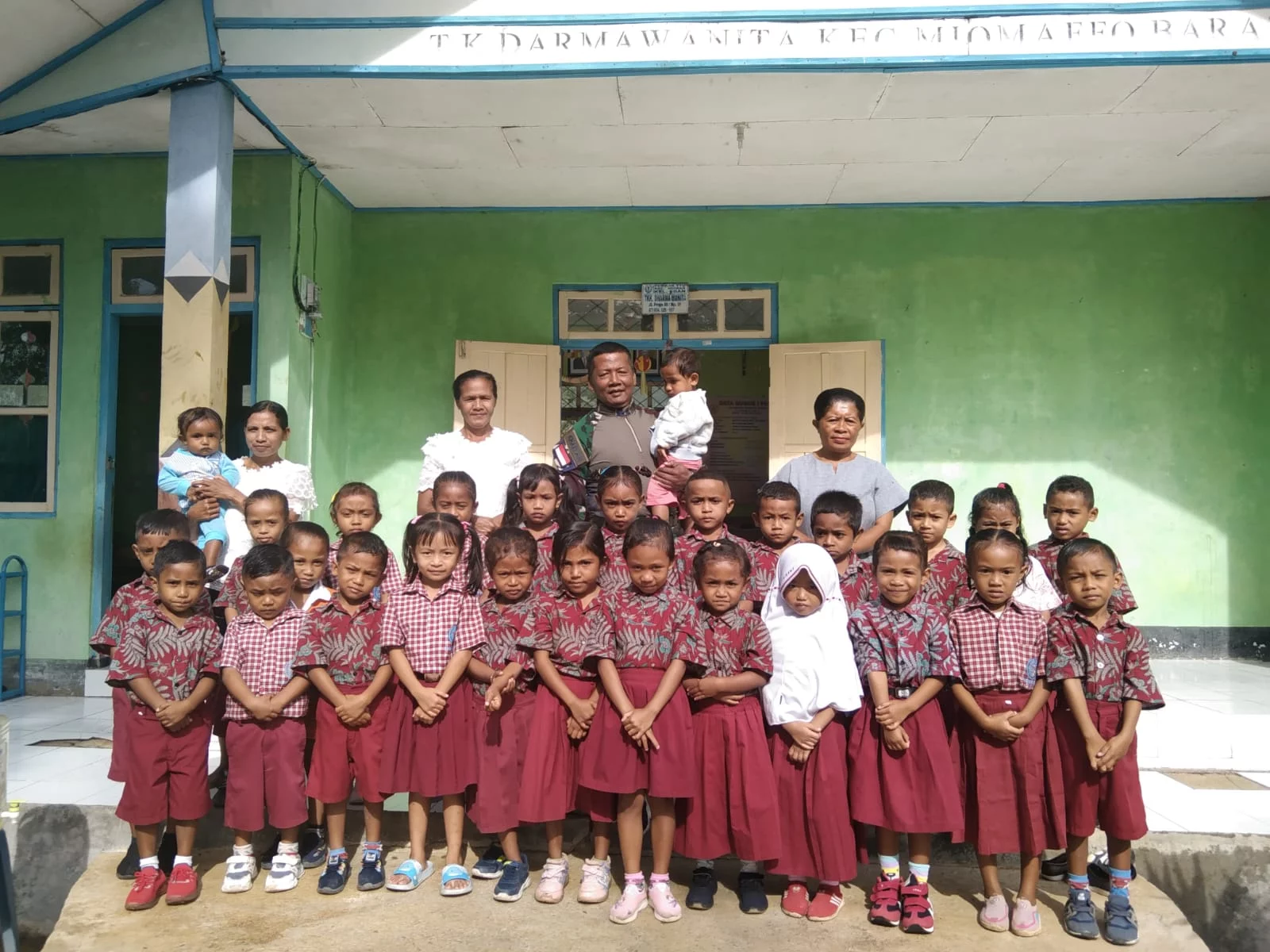 Patop Satgas Yonkav 6/Naga Karimata Bagikan Roti Untuk Anak TK