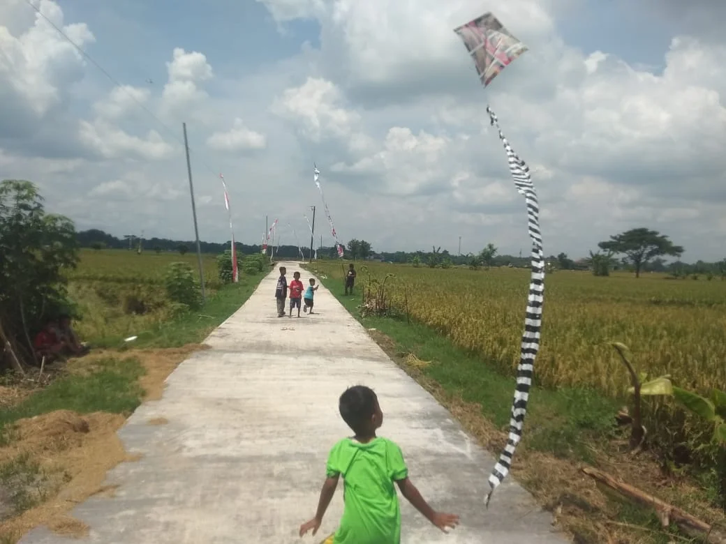 Bermain Layang - layang ,cara asyik menikmati jalan baru