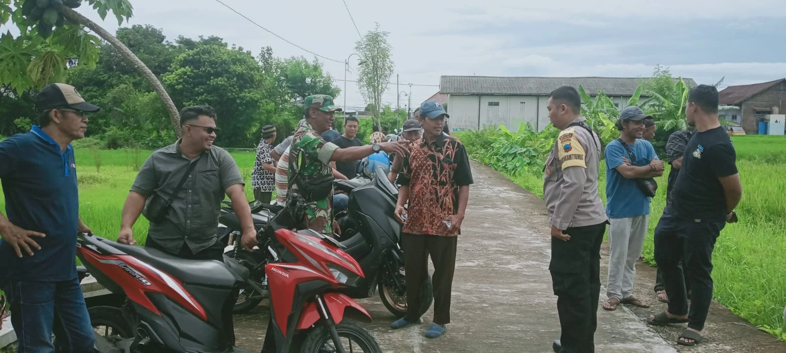 Babinsa Sawit Jalin Hubungan Baik Dengan Warganya