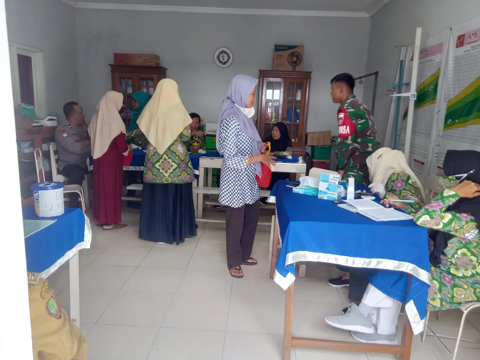 Babinsa Serengan Peduli Kesehatan Dengan Bantu Posyandu Lansia
