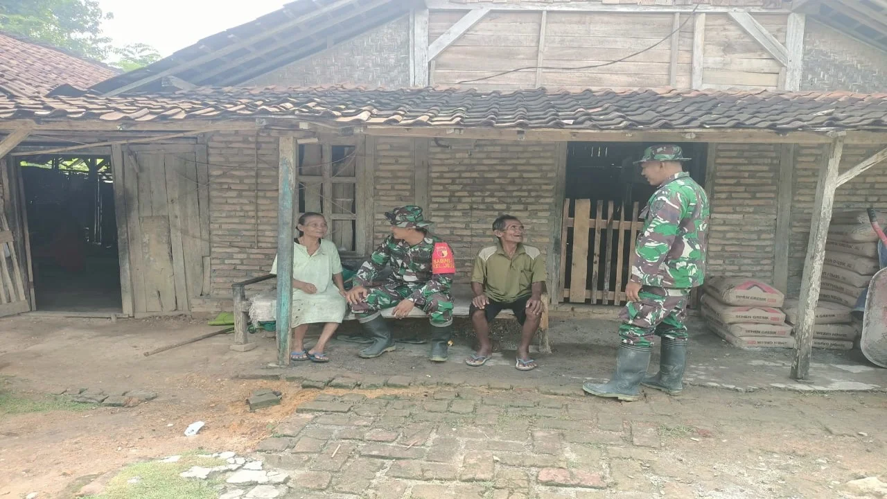 Aplikasikan Komsos, Serka Dwijo Dekatkan Hubungannya Dengan Warga Di Wilayah TMMD Ke-119