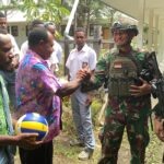 Satgas Yonif 323 Buaya Putih Kostrad Bagikan Sarana Olahraga