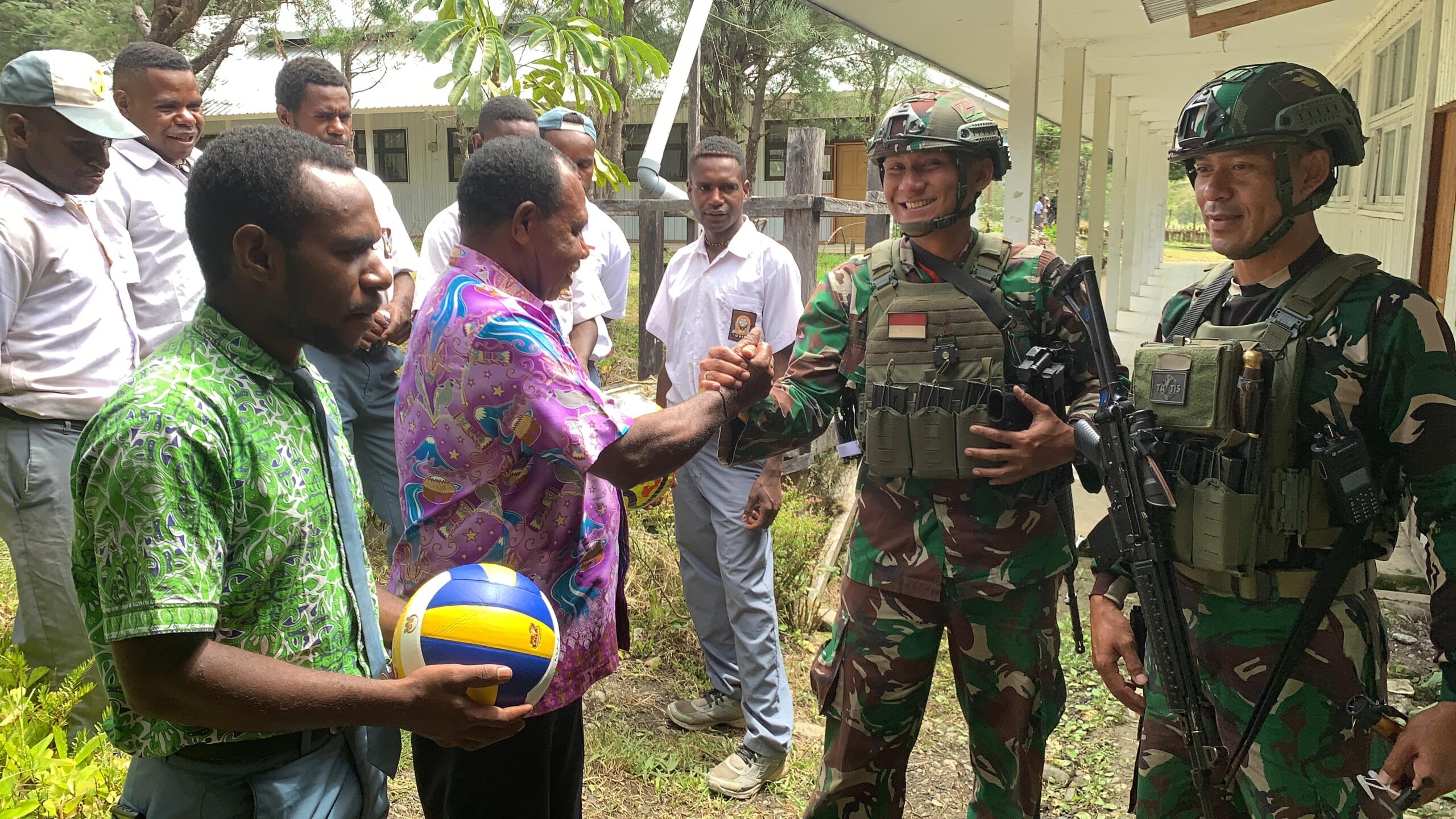 Satgas Yonif 323 Buaya Putih Kostrad Bagikan Sarana Olahraga