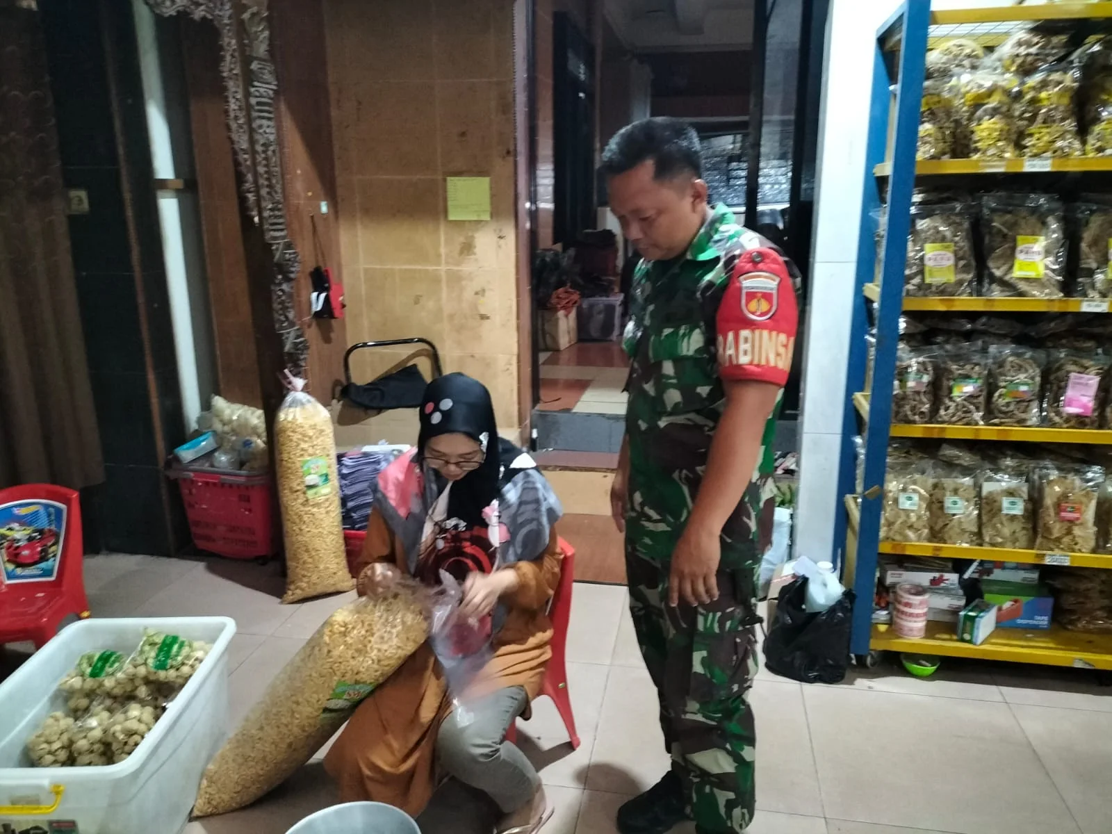 Babinsa Jayengan Sambangi Pelaku UMKM Toko Oleh Oleh