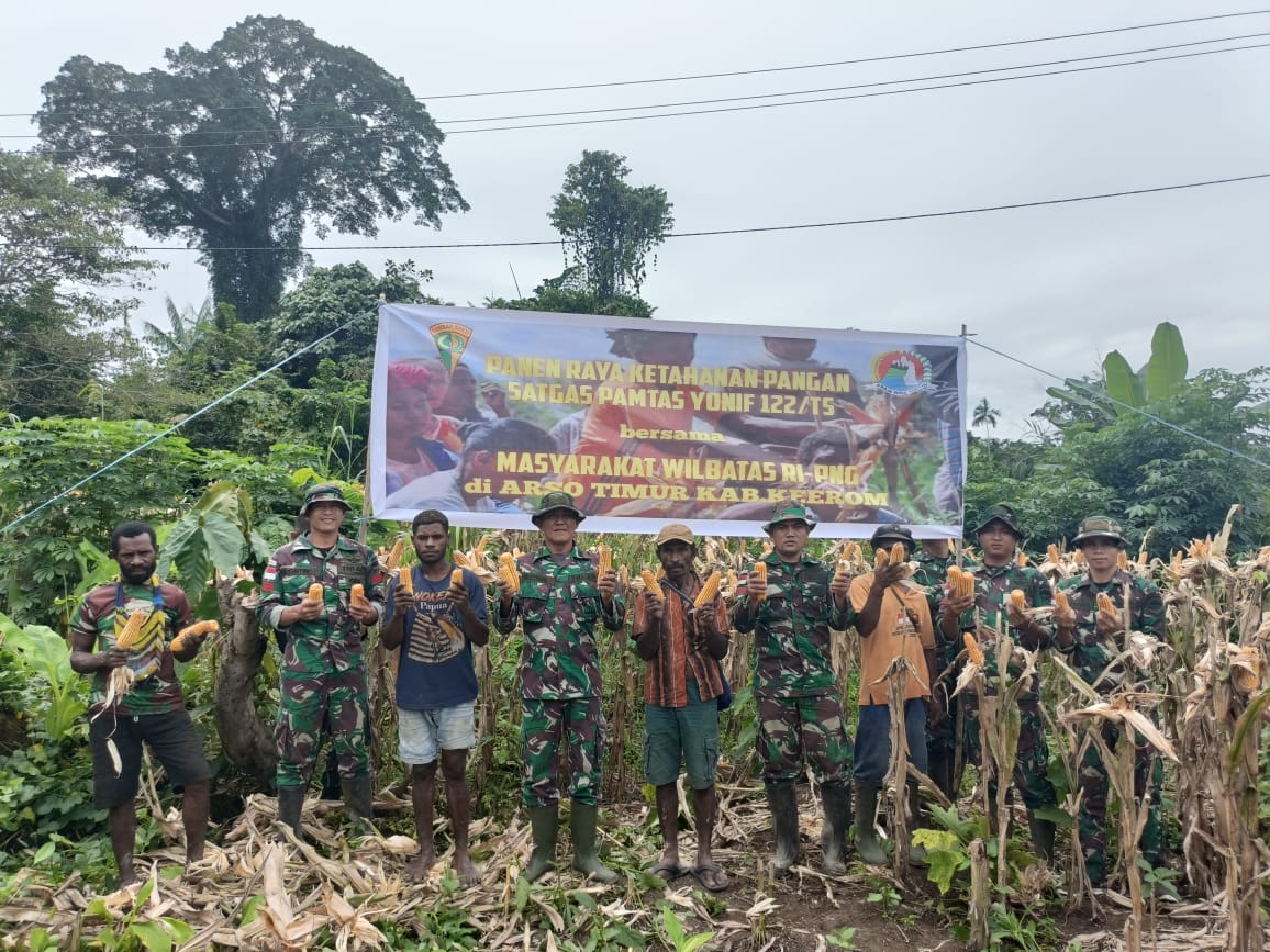 Wujud Kemanunggalan TNI Dengan Rakyat, Satgas Yonif 122/TS Laksanakan Panen Raya Jagung Bersama Masyarakat Perbatasan RI-PNG