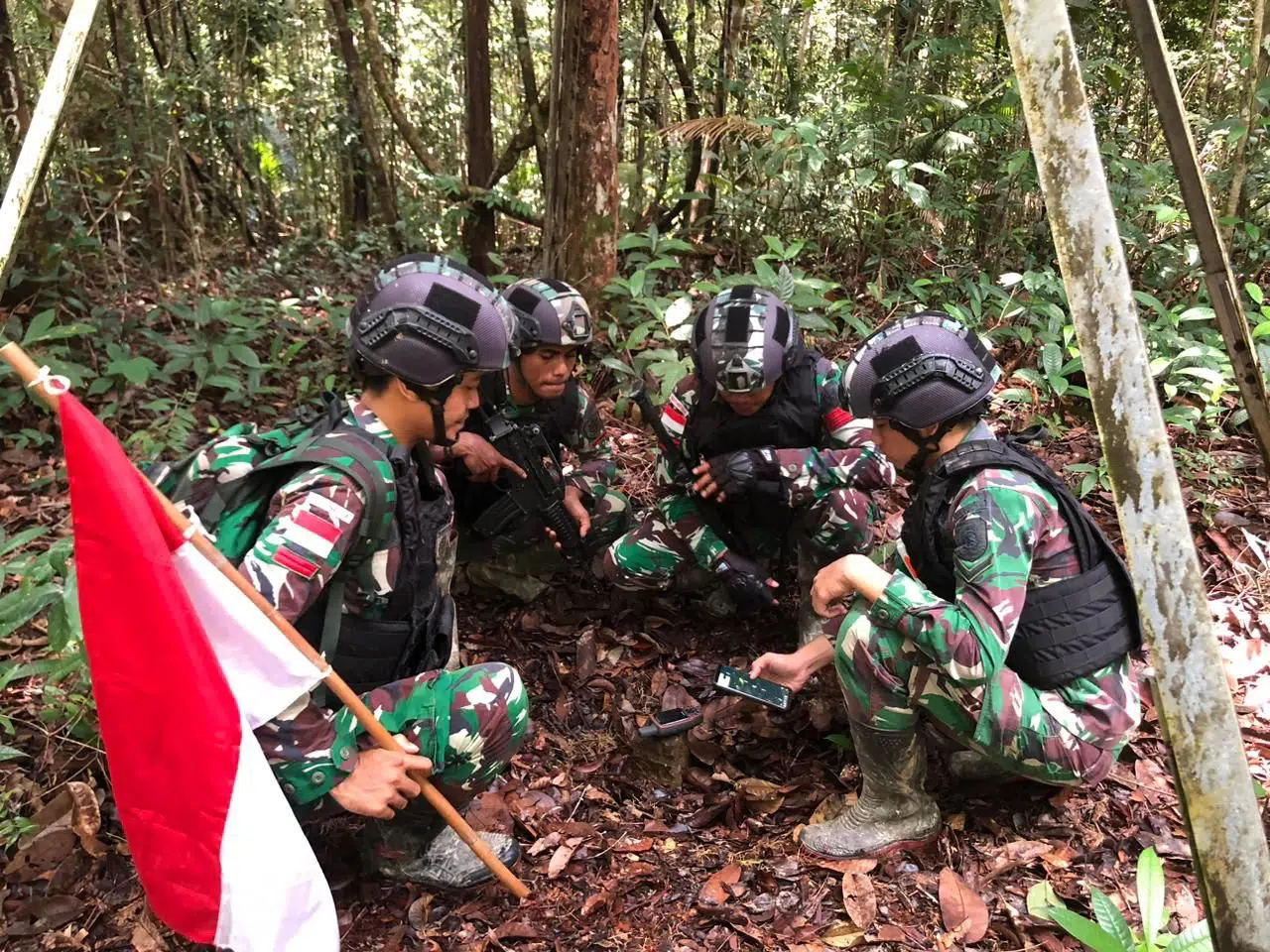 Puasa Bukan Halangan ! Satgas Pamtas RI-Malaysia Yonarmed 10/ Bradjamusti Pos Seriang Patroli Patok Batas Negara