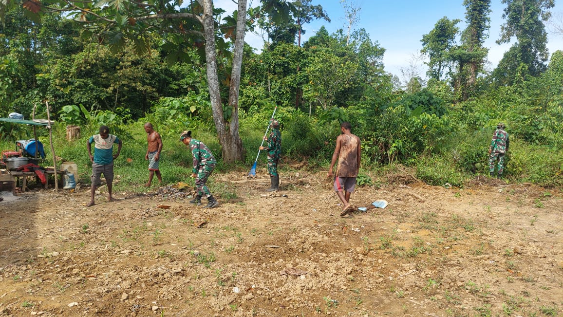 Kebersamaan Satgas Yonif 125/SMB Bersama Masyarakat Dalam Karya Bhakti Pembersihan Lingkungan