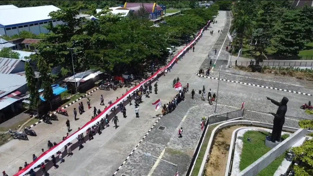 Wujudkan Papua, Damai, Tentram, Dan Cinta tanah air, Satgas Yonif 122/TS Gelar Pengibaran Bendera Merah Putih Sepanjang 1 KM di Perbatasan Skouw RI-PNG