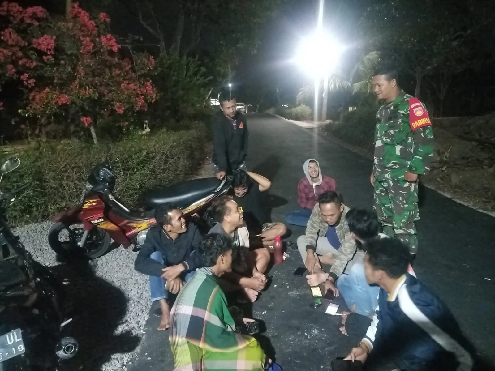 Babinsa Karanggede Komsos Dengan Pemuda Cegah Kenakalan Remaja