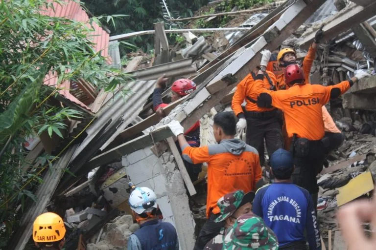 Tim SAR Gabungan Masih Melakukan Pencarian Satu Orang Tertimbun Longsor di Kabupaten Bogor