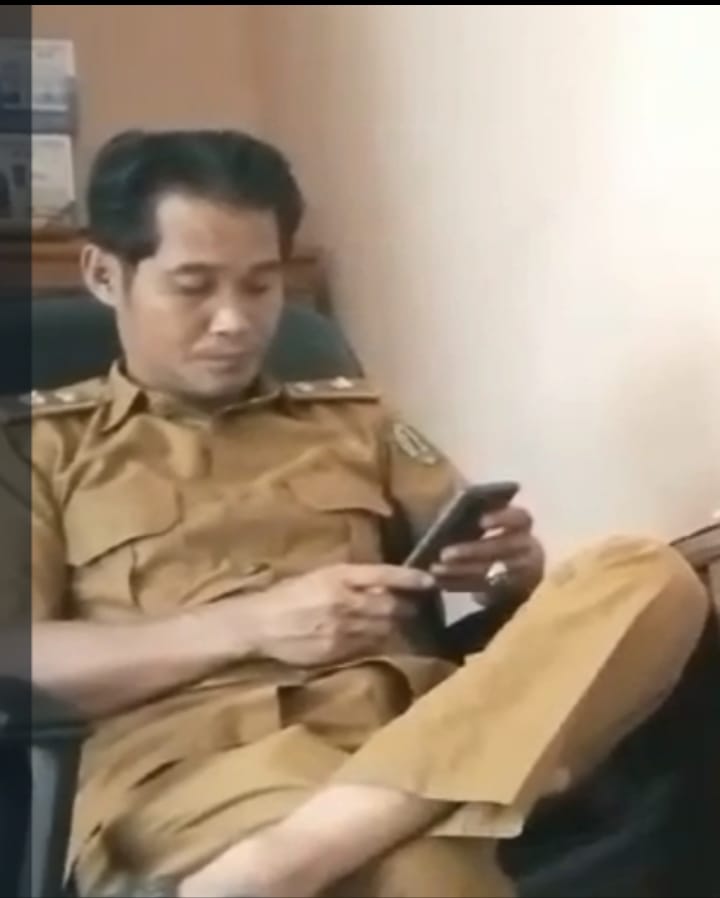 Wakil Dari Kelompok Tani Semaja V Mendatangi Kantor Desa Untuk Bertemu Pak Desa Untuk Kesekian Kalinya
