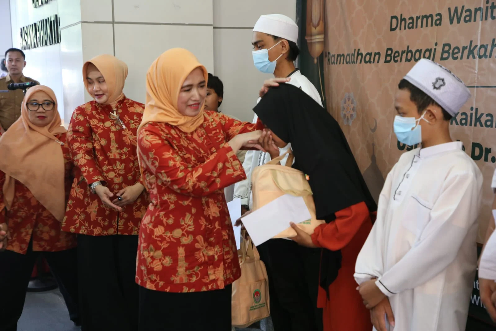Buka Bakti Sosial dan Bazar Ramadan, Ketua DWP Kemendagri Tekankan Penguatan Persaudaraan