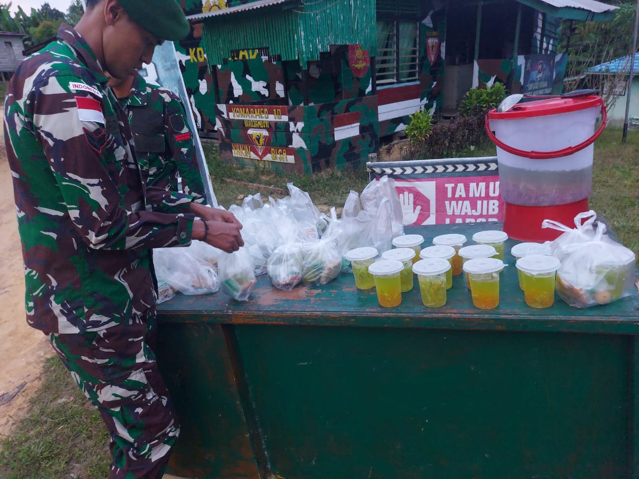 Indahnya Berbagi di Bulan Suci Ramadhan, Personel Satgas Pamtas RI-MLY Yonarmed 10/ Bradjamusti Bagi-Bagi Takjil Gratis