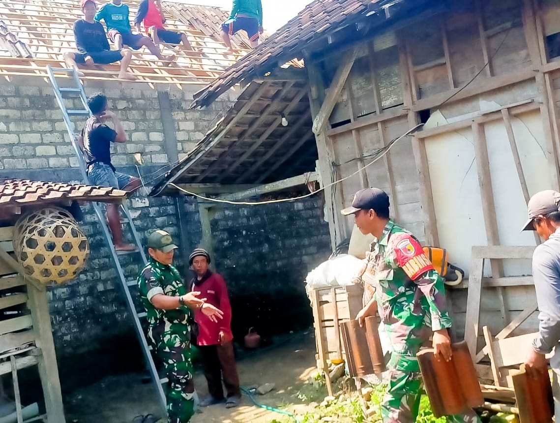 Babinsa Koramil Ngasem Bojonegoro bantu Warga Pasang Atap Rumah