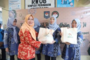 DWP Kemendagri Bagikan Paket Sembako di Kompleks DDN Kota Tangerang