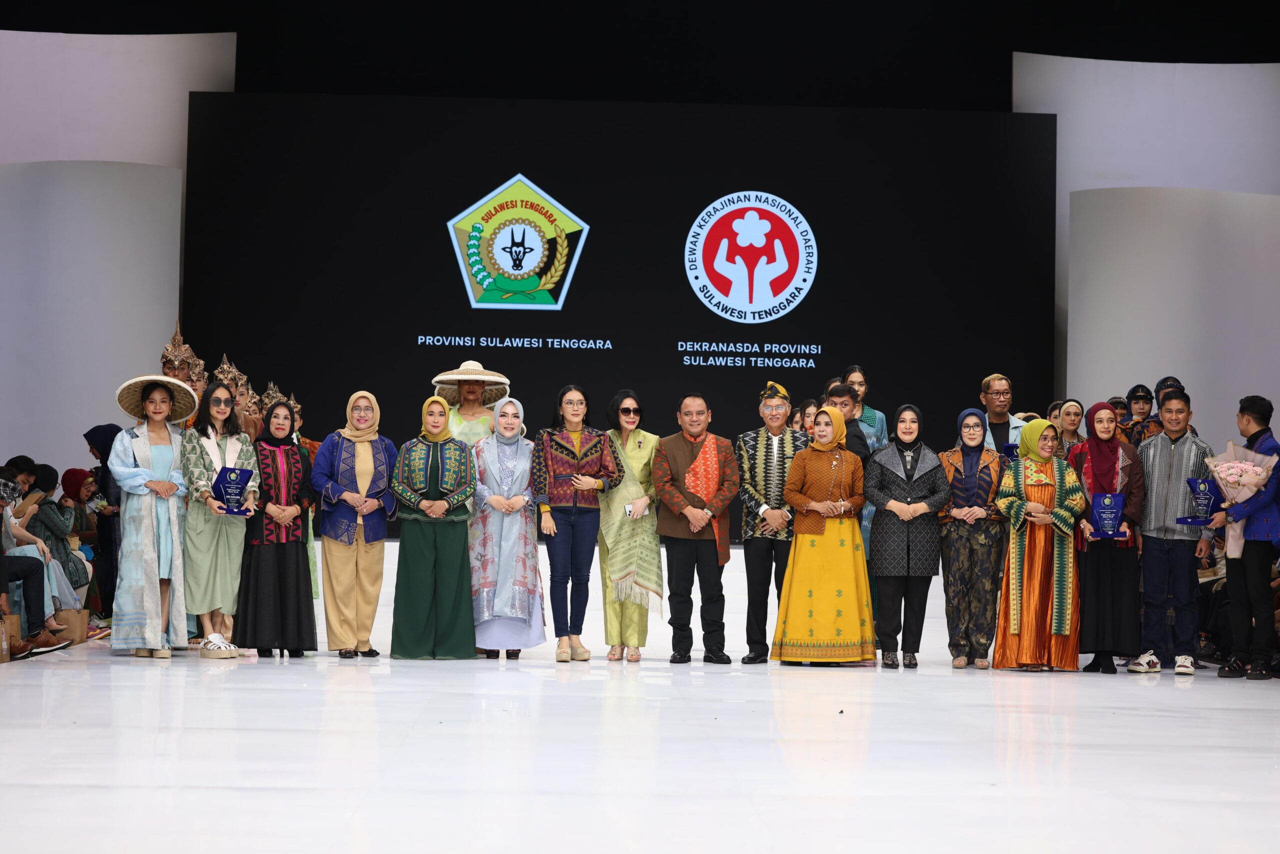 Tenun Sultra Kembali Tampilkan Model Baru di Indonesia Fashion Week; Pj Gubernur : Harmoni Keberagaman Terlukis