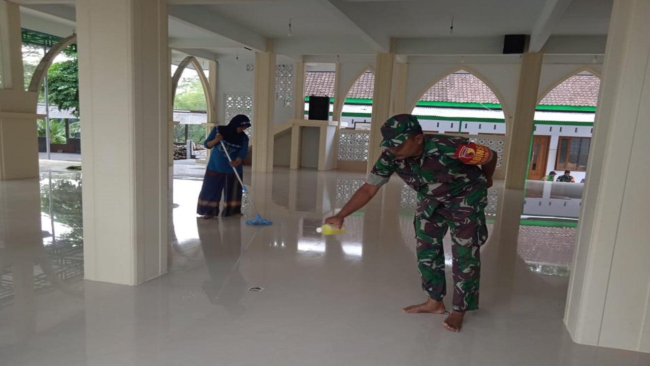 Serda Tukiran Babinsa Koramil 0808/02 Garum Sebagai Penggerak Kebersihan Tempat Ibadah