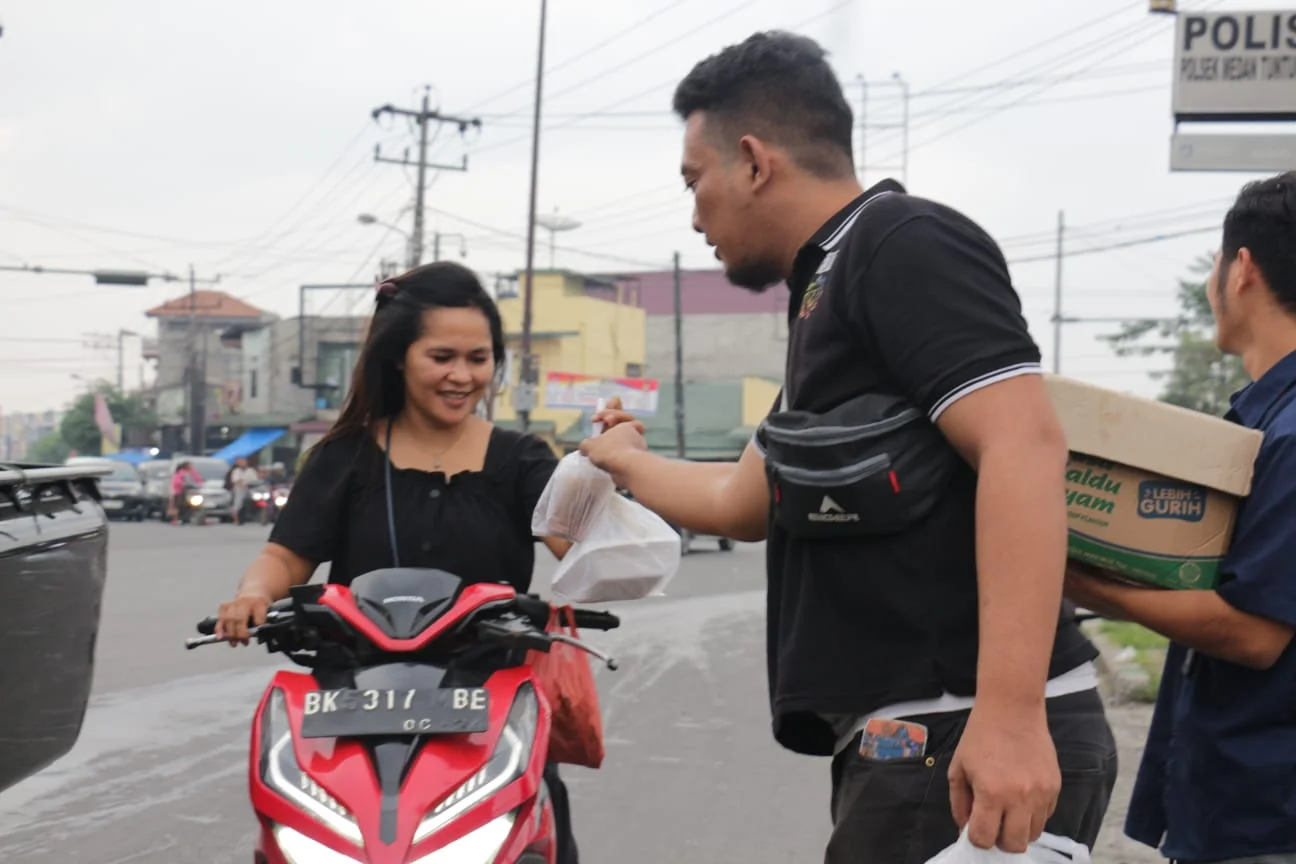Forum Jurnalis Medan Tuntungan Bersama Camat dan Tokoh Pemuda Bagi-bagi Takjil