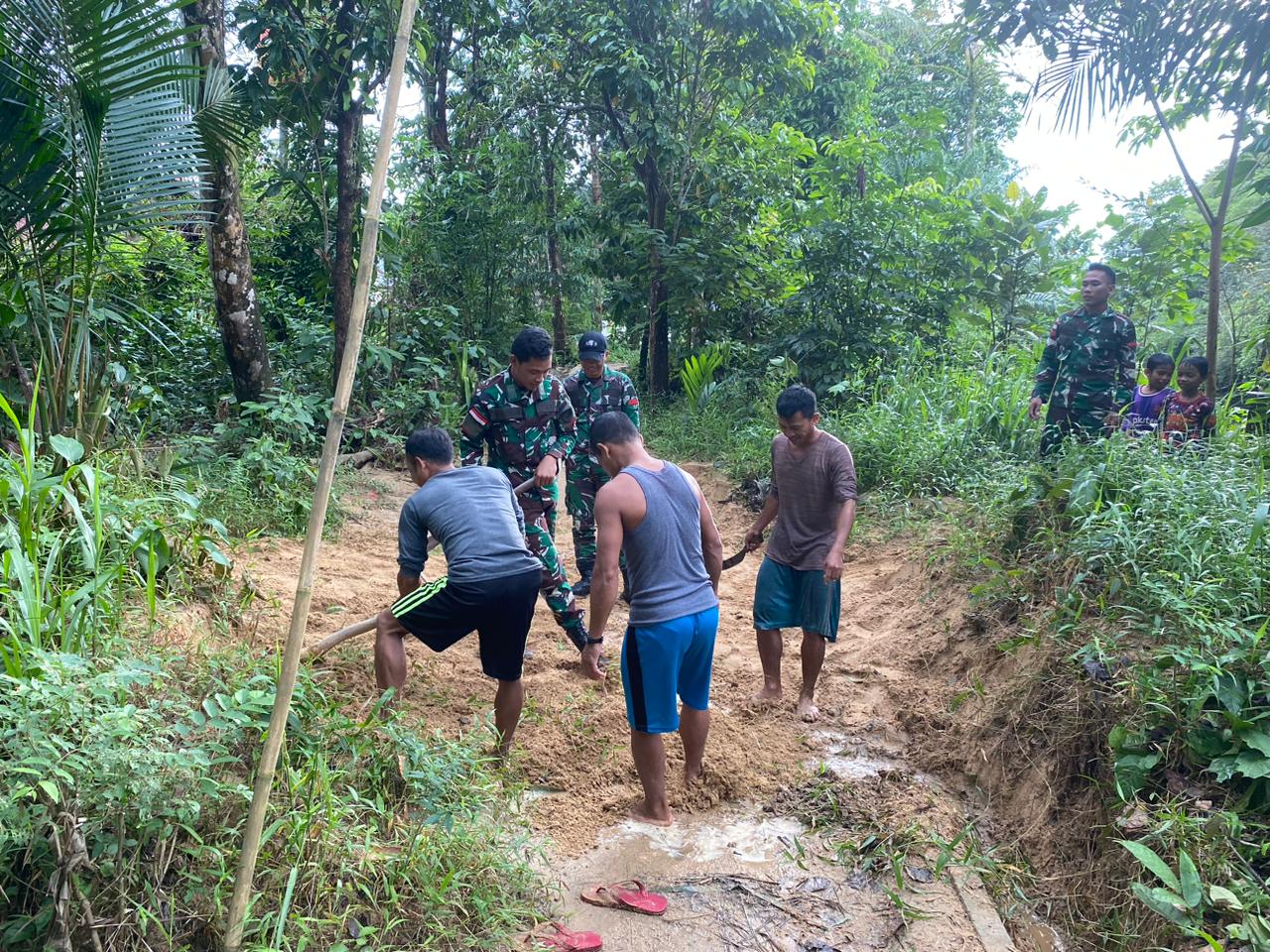 Satgas Pamtas RI-Malaysia Yonarmed 16/TK Laksanakan Kegiatan Karya Bhakti di Perbatasan