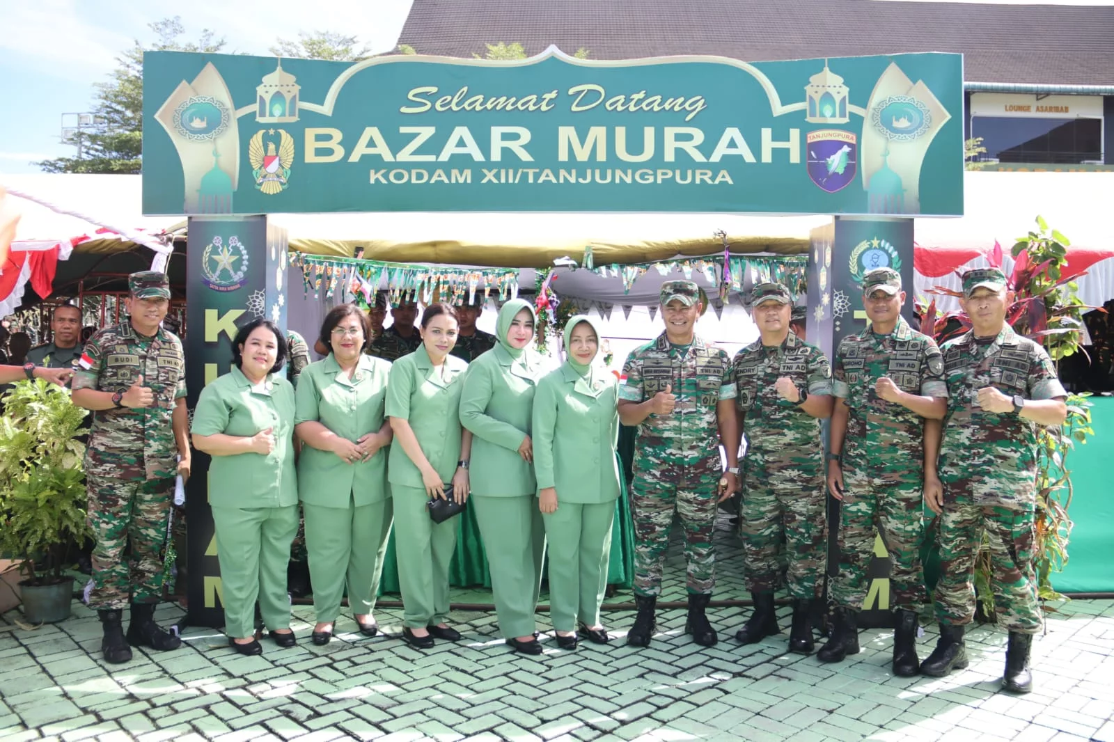 Bantu Prajurit dan Masyarakat Penuhi Kebutuhan Jelang Idul Fitri, Pangdam Tanjungpura Buka Bazar Ramadhan