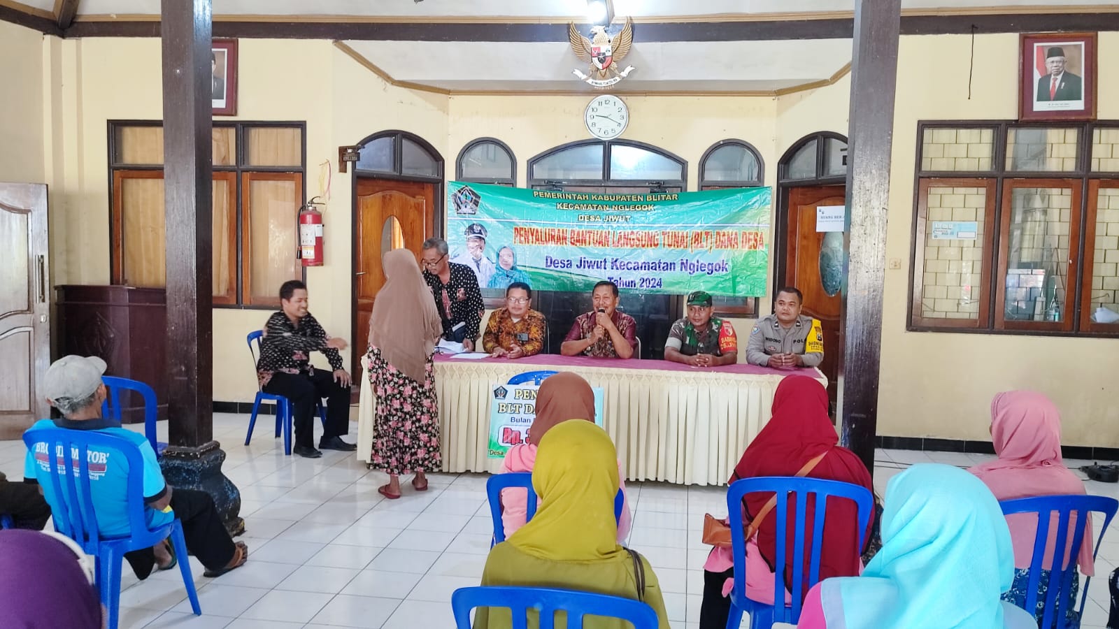 Pastikan Berjalan Lancar, Babinsa Koramil Nglegok Dampingi Kegiatan Penyaluran BLT DD