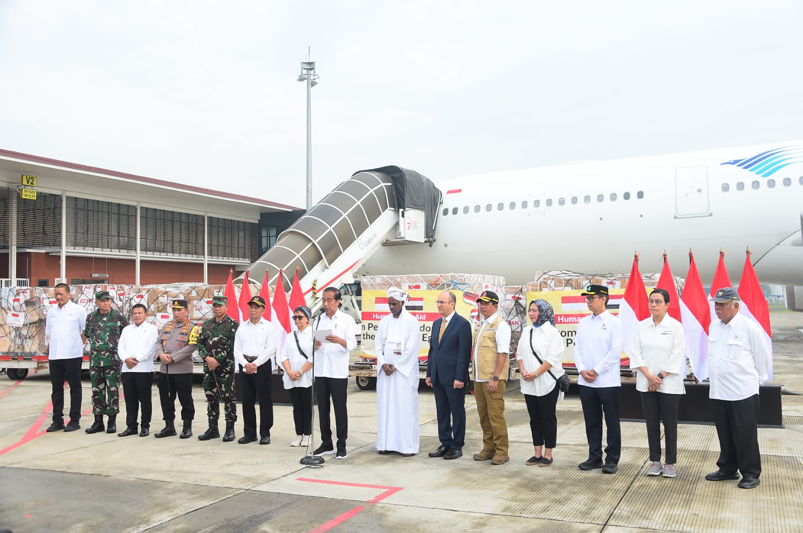 Panglima TNI Dampingi Presiden RI Berangkatkan Bantuan Kemanusiaan Untuk Mesir Dan Sudan