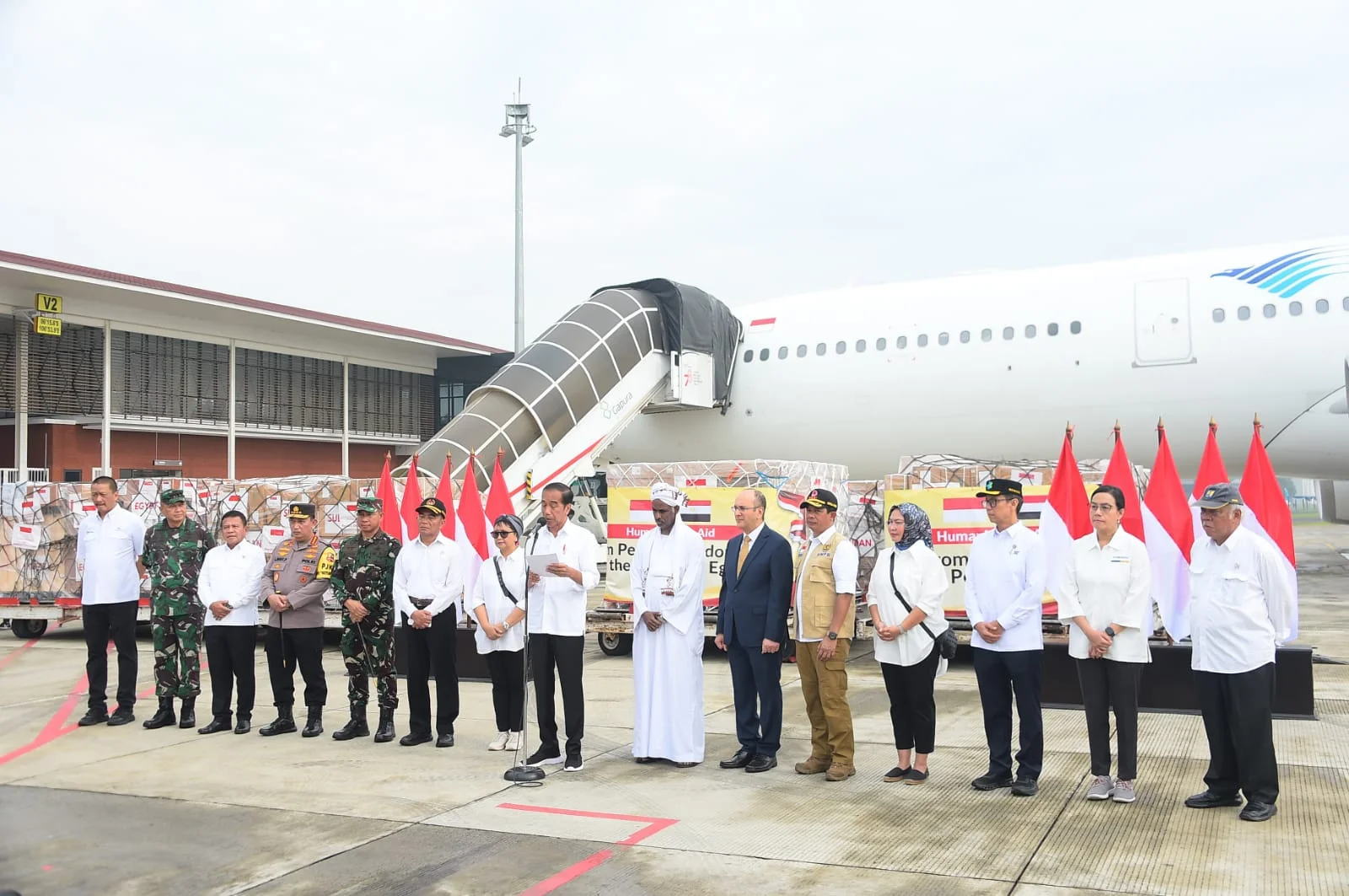 Panglima TNI Dampingi Presiden RI Berangkatkan Bantuan Kemanusiaan Untuk Mesir Dan Sudan