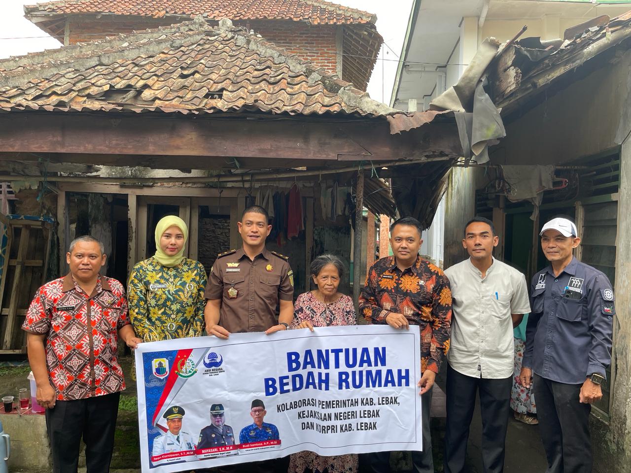 Tunjukkan Bukti Nyata, Kejari Lebak Bersama Pemkab Lebak Bantu Rehab Rumah Janda Tua