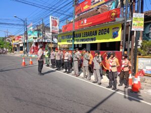 Anggota Koramil Kauman Bersinergi Dalam Pos Pelayanan OPS Ketupat Semeru 2024 Simpang 4 Cuiri