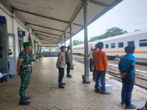 Pantau Pemudik, Babinsa Koramil Juwangi Amankan Stasiun Telawa