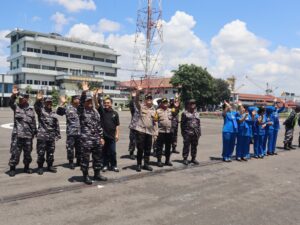 Danlantamal V Lepas Keberangkatan Ratusan Masyarakat Mudik Gratis Dengan Kapal Perang