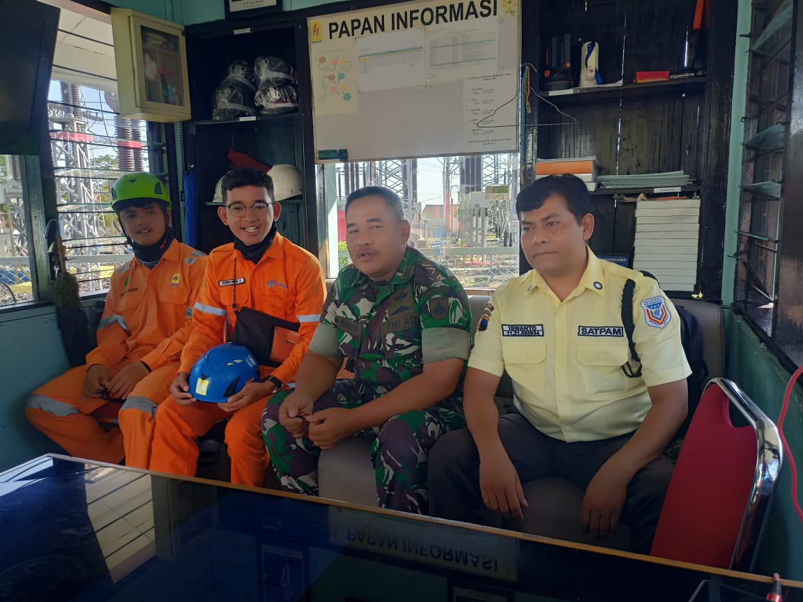Babinsa Mojosongo Jalin Silaturahmi Dengan Petugas PLN