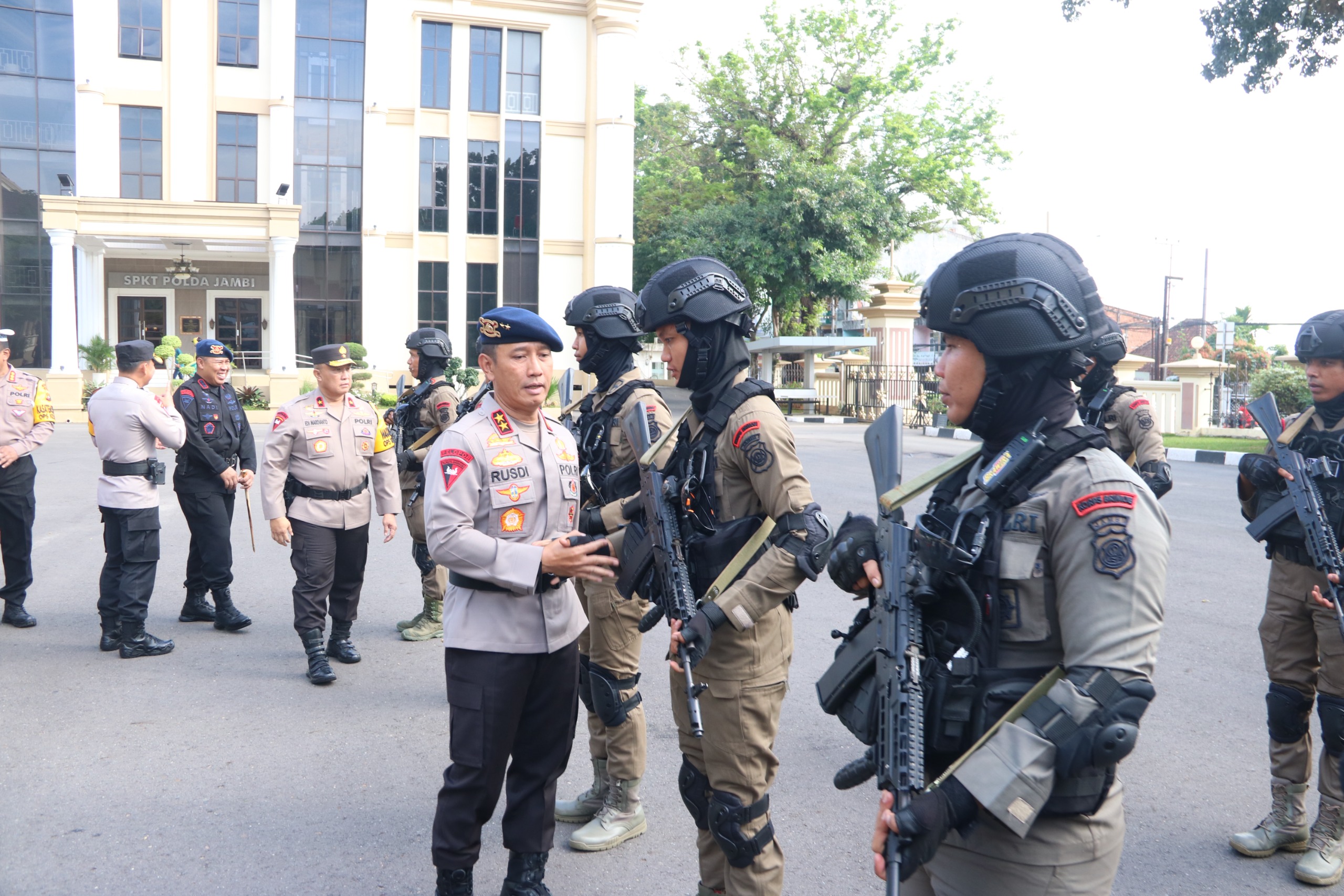 Kapolda Jambi Pimpin Apel Keberangkatan Pasukan Brimob Ketanah Papua
