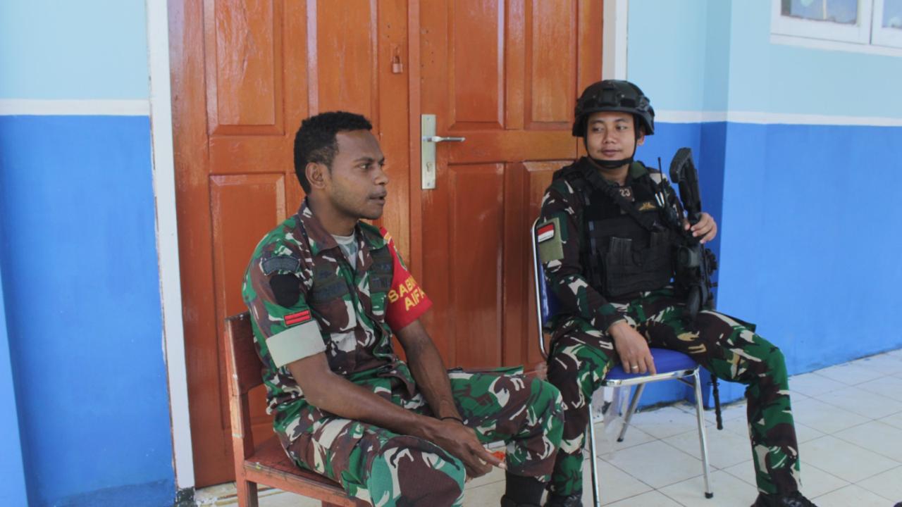 Perhatikan Terus Wilayah Binaan, Satgas Yonif 623 Dengan Babinsa Koramil 02 Aifat Komsos