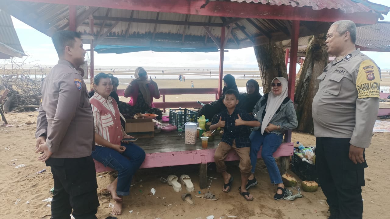 Libur Lebaran, Tim Patroli Presisi Polsek Muara Pawan Tingkatkan Patroli Di Obyek Wisata Pantai