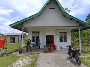 Prajurit Satgas Pamtas RI-Malaysia Yonarmed 10/Bradjamusti Bantu Renovasi Gereja di Perbatasan