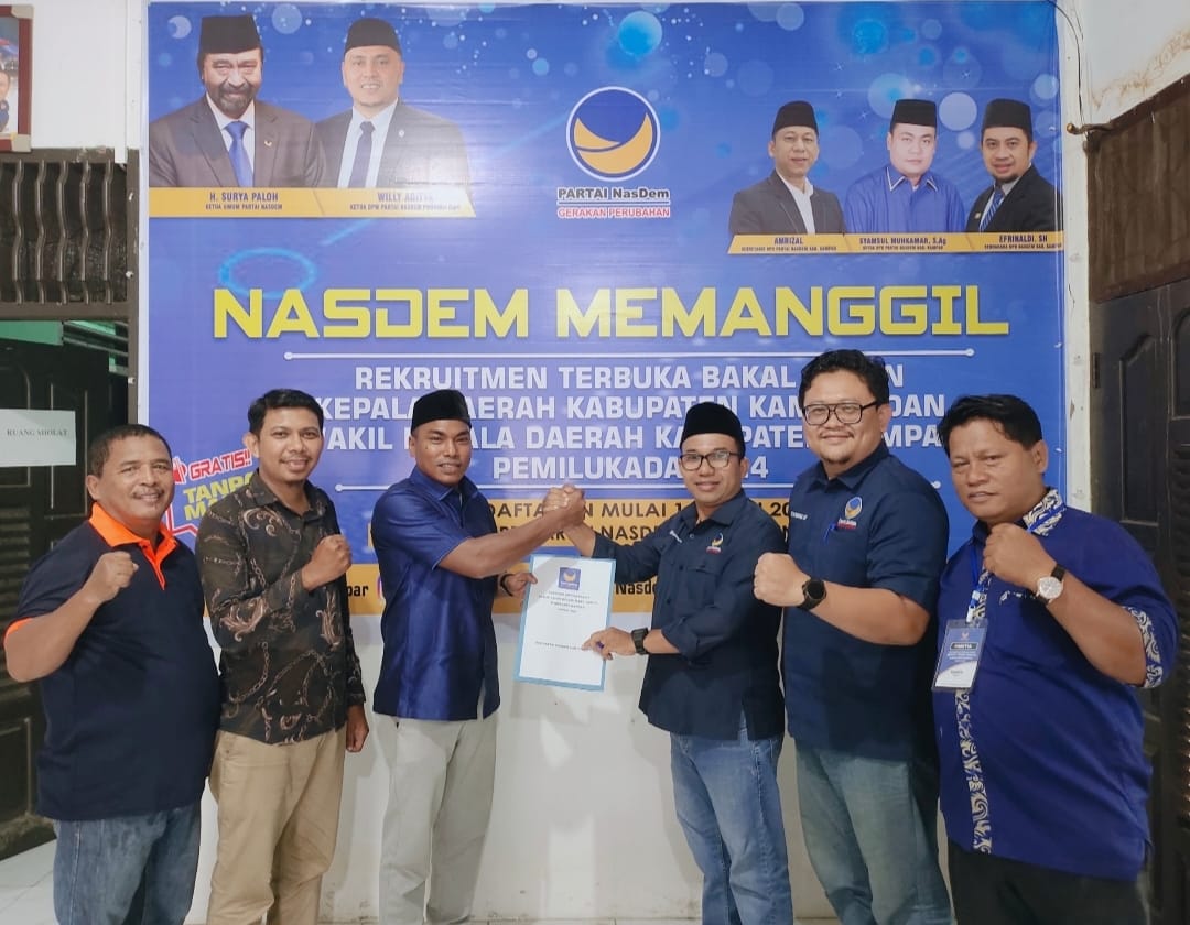Rusdinur SH MH Mengembalikan Formulir Pendaftaran Bakal Calon Bupati Kampar Di Sekretariat DPD Partai Nasdem