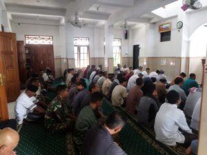 Satgas TMMD Reguler Ke-120 Kodim 0726/Sukoharjo Melaksanakan Shalat Jum’at Bersama Warga