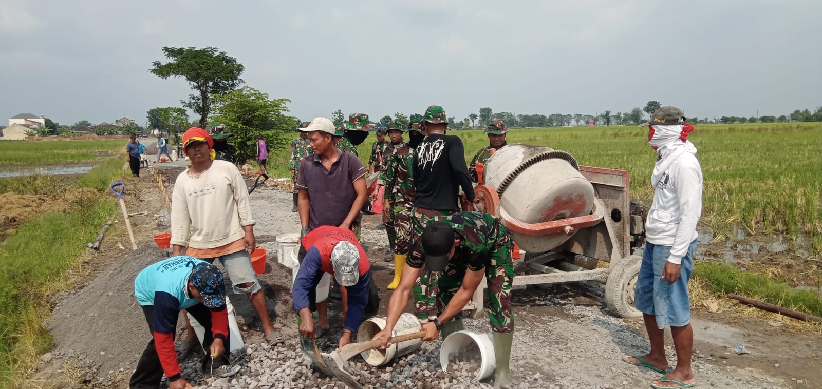 Didukung Cuaca Cerah, droping material lancar, Betonisasi Jalan TMMD Reguler 120 Kodim 0726/Sukoharjo berjalan tanpa kendala