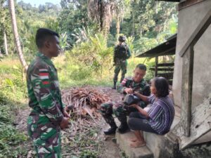 Satgas Yonif 122/TS Laksanakan Anjangsana Dan Bagikan Sembako Sekaligus Berikan Pelayanan Kesehatan di Perbatasan RI-PNG