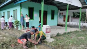 Di momen perayaan Hari Kenaikan Yesus Kristus, Satgas Pamtas Yonarmed 10/ Bradjamusti Gelar Karya Bhakti Pembersihan Gereja
