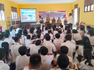 Binmas Polres Landak Berikan Himbauan Kamtibmas Kepada Pelajar Di SMPN 6 Sengah Temila