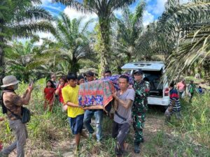Satgas Pamtas RI-Malaysia Yonarmed 16/TK Bantu Proses Pemakaman Warga di Perbatasan
