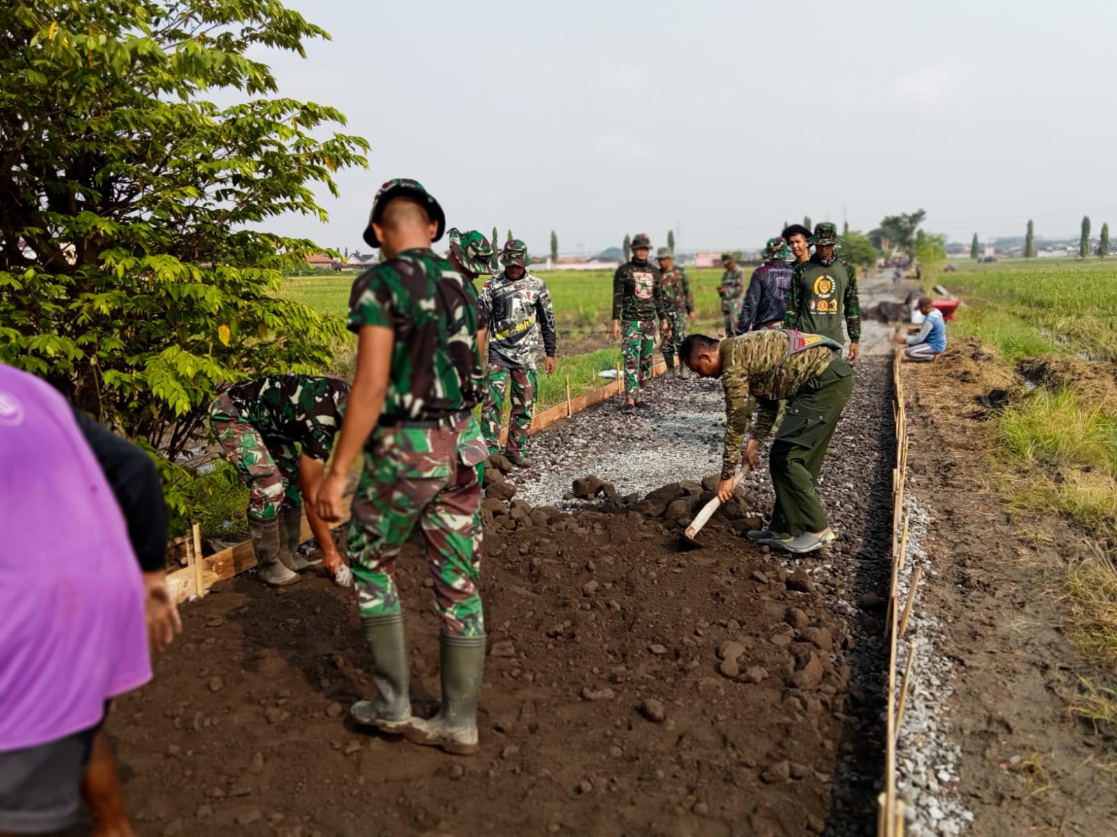 Satgas TMMD Reguler ke-120 Kodim 0726/Sukoharjo, Bergotong Royong Siapkan Papan Mal Pengecoran Jalan