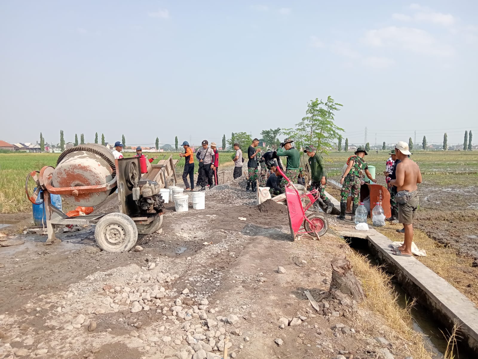 Gerobag Kayu vital, praktis dan menjadi idola alat angkut langsiran material di Lokasi TMMD