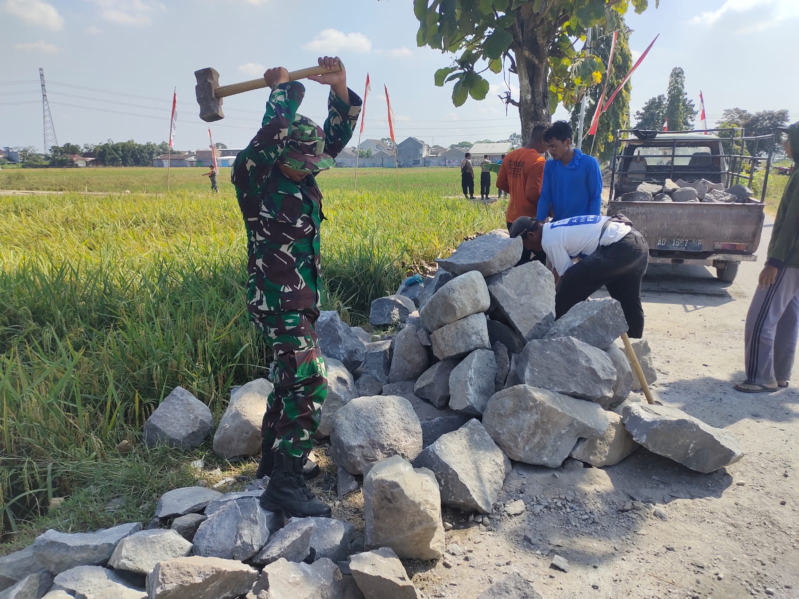 Langsiran material lancar, anggota Satgas perlu memecah batu agar sesuai dengan konstruksi Talud