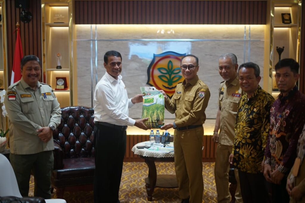 Akhir Masa Jabatan, Prof Zudan Terima Bantuan Lebih Sebelas Ribu Hektare Bibit Kopi,Kakao,Padi, Jagung,Kelapa dan Traktor dari Menteri Pertanian Untuk Pemprov Sulbar