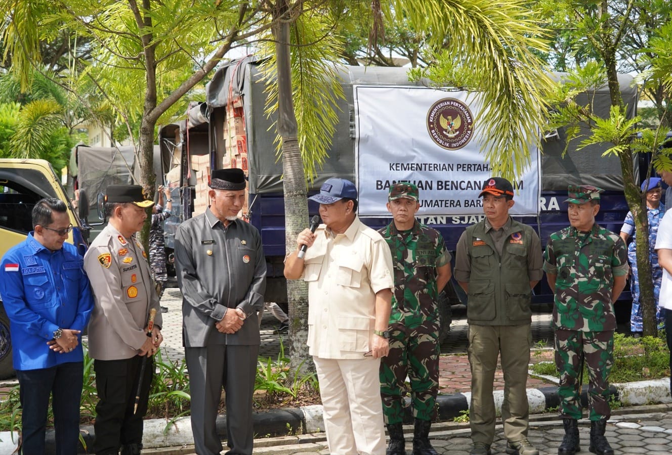 Pangdam I/BB Dampingi Menhan Prabowo Subianto Serahkan Bantuan Korban Bencana Sumbar