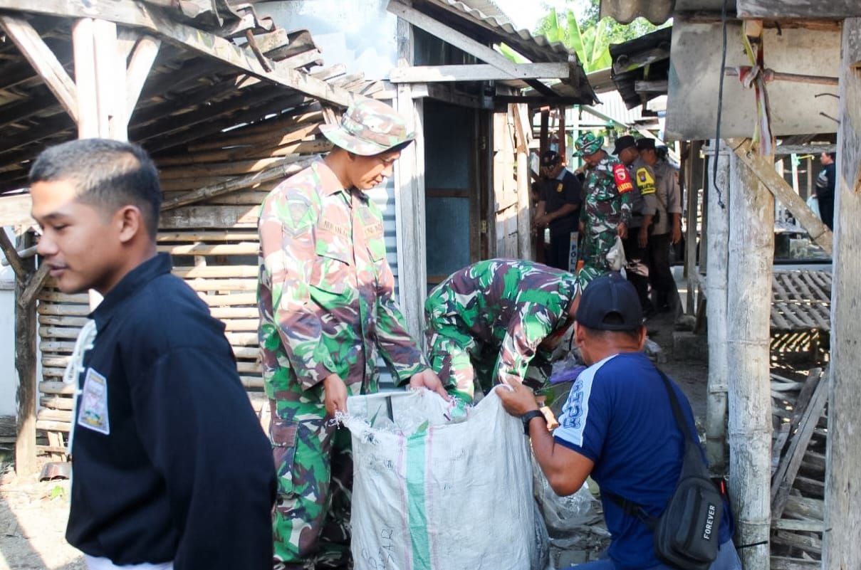 Bersama Warga, Satgas TMMD 120 Kodim Bojonegoro bersih-bersih Area Pasar Taji