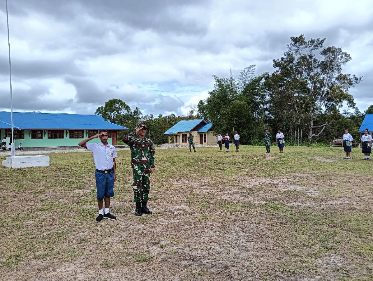 Tumbuhkan Kedisiplinan Dan Kekompakan, Satgas 125/SMB Latih PBB Siswa